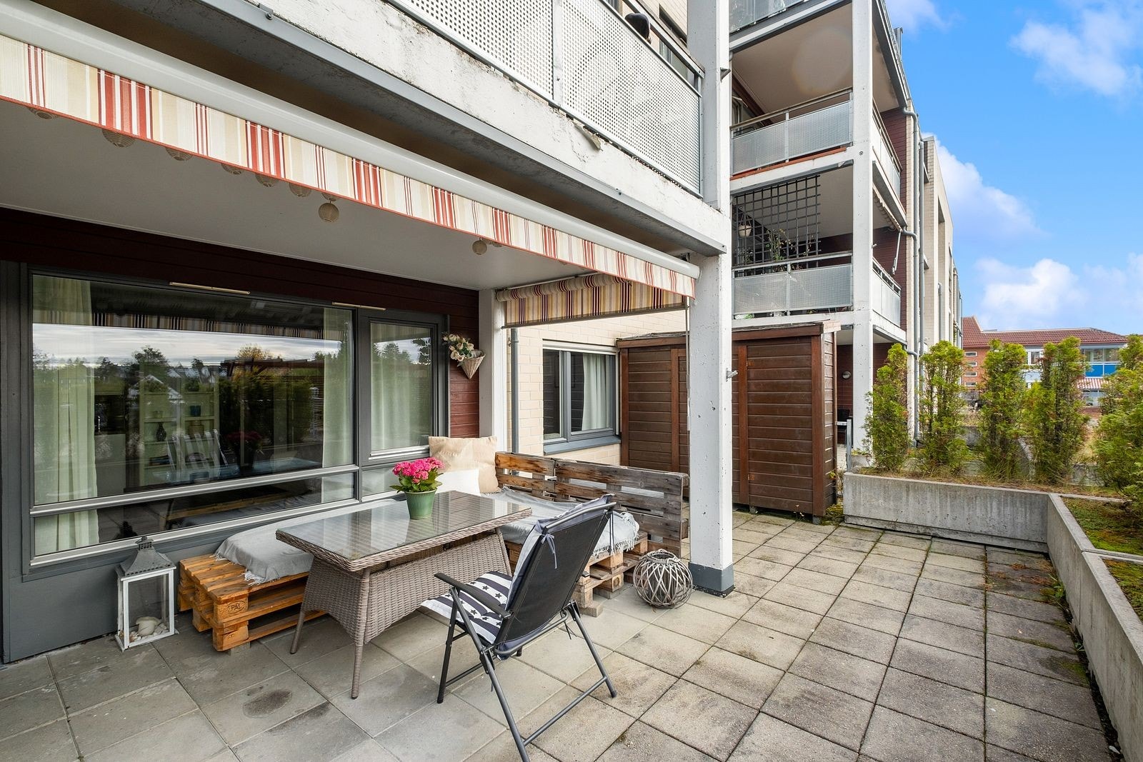 Fra stuen er det utgang til stor terrasse Galleribilde