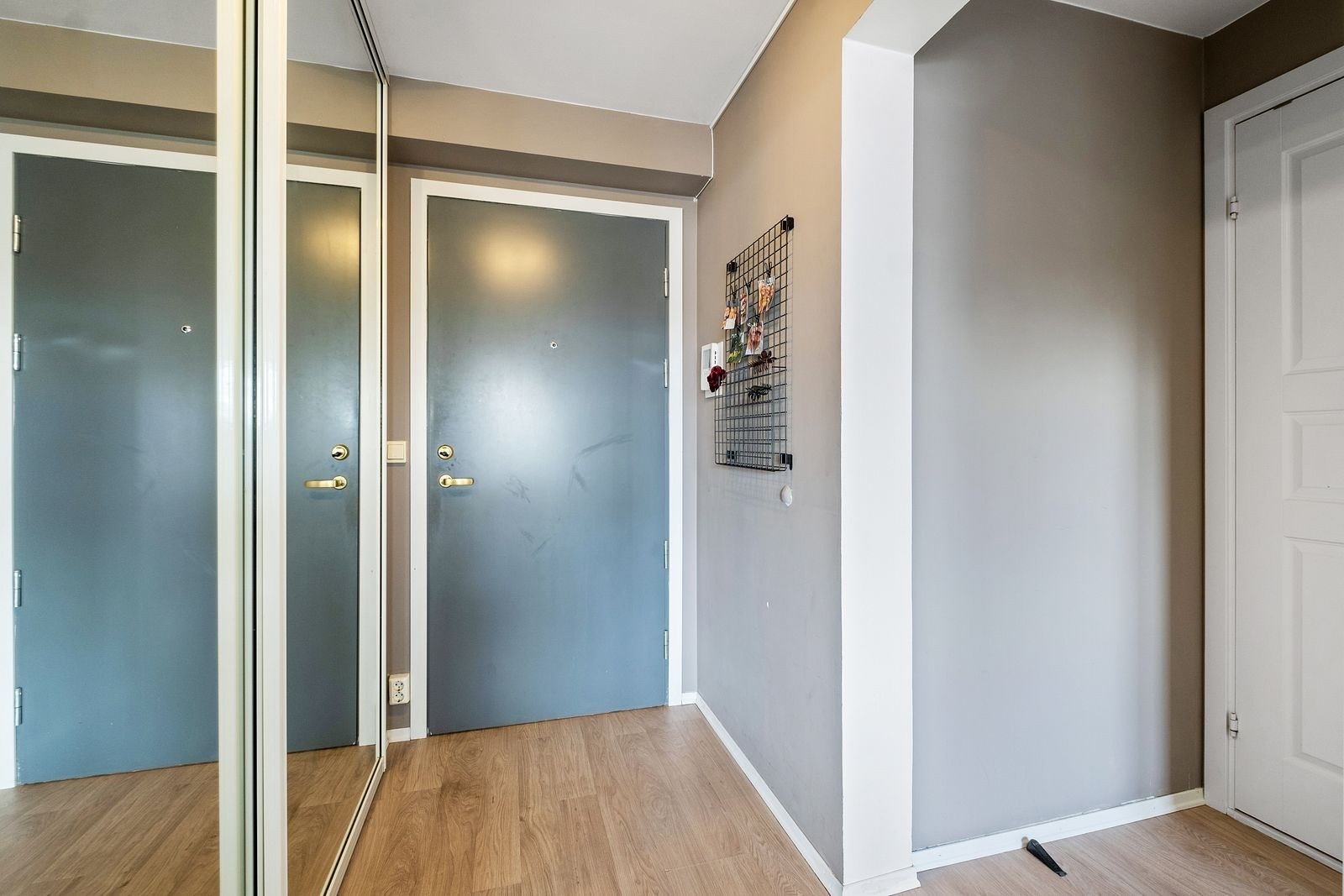 Romslig entré med skyvedørsgarderobe og videocalling. Galleribilde