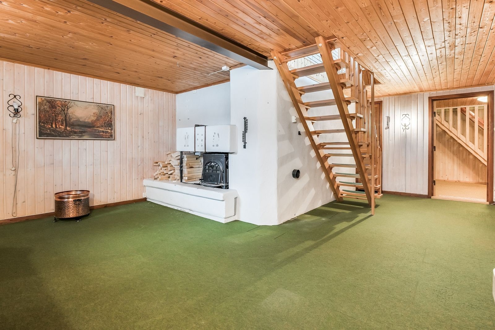 Kjelleretg med stue og mye oppbevaringsplass Galleribilde