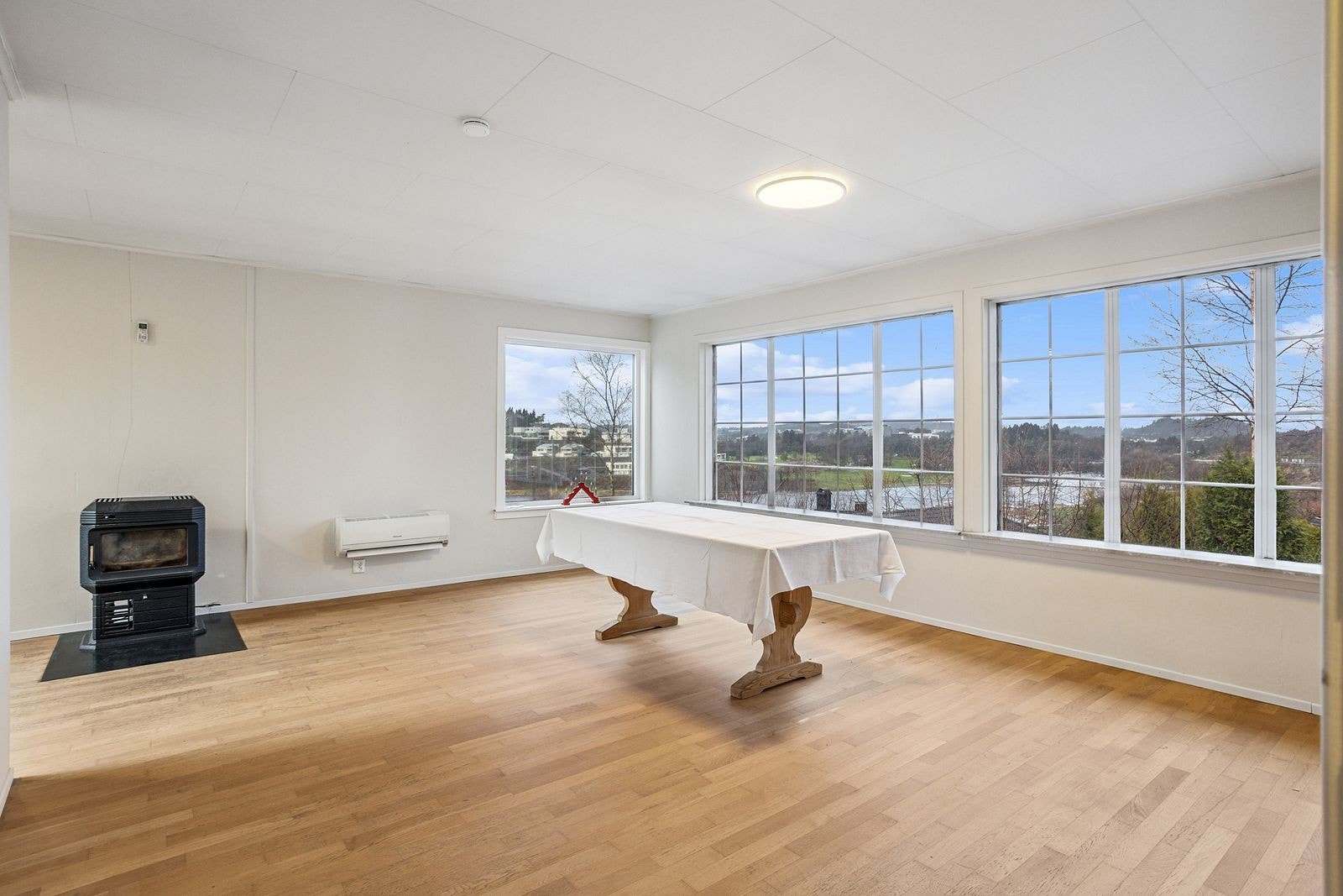 Stue med peis, varmepumpe og fin utsikt! Galleribilde