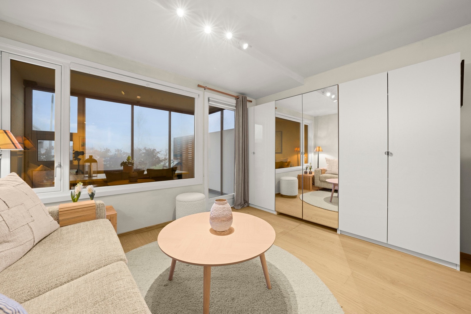 God oppbevaringsplass i medfølgende garderobe. Galleribilde