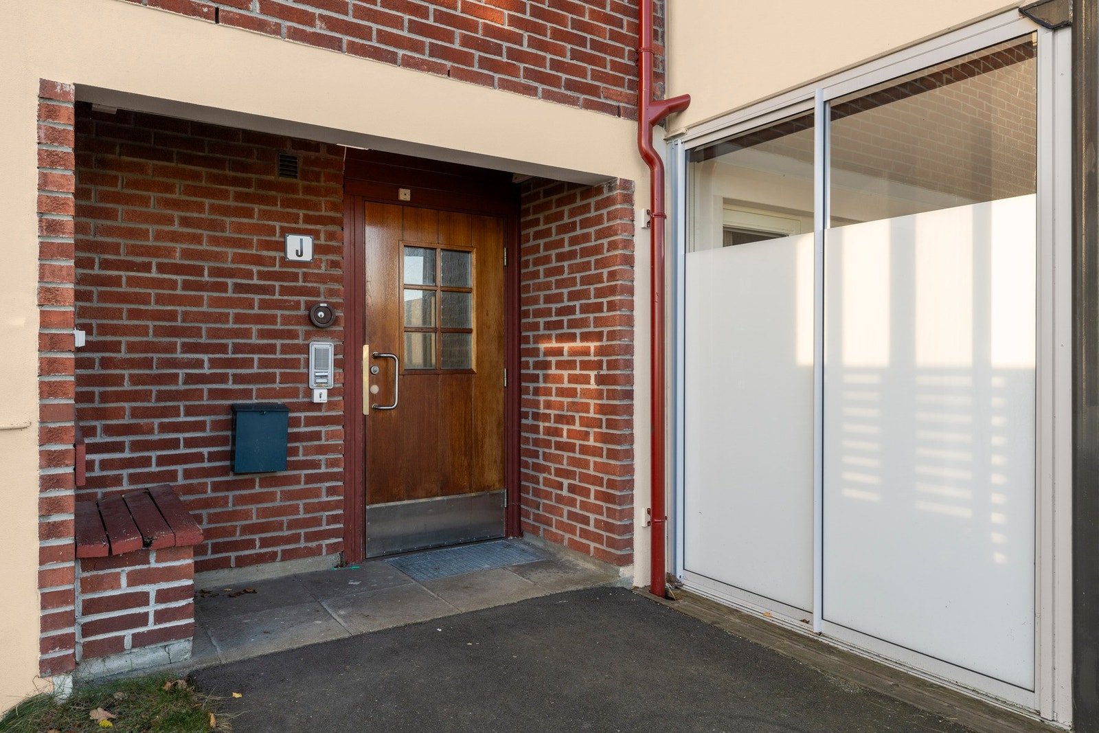 Overbygd inngangsparti med enkel adkomst til både leilighet og bod i samme etasje. Galleribilde