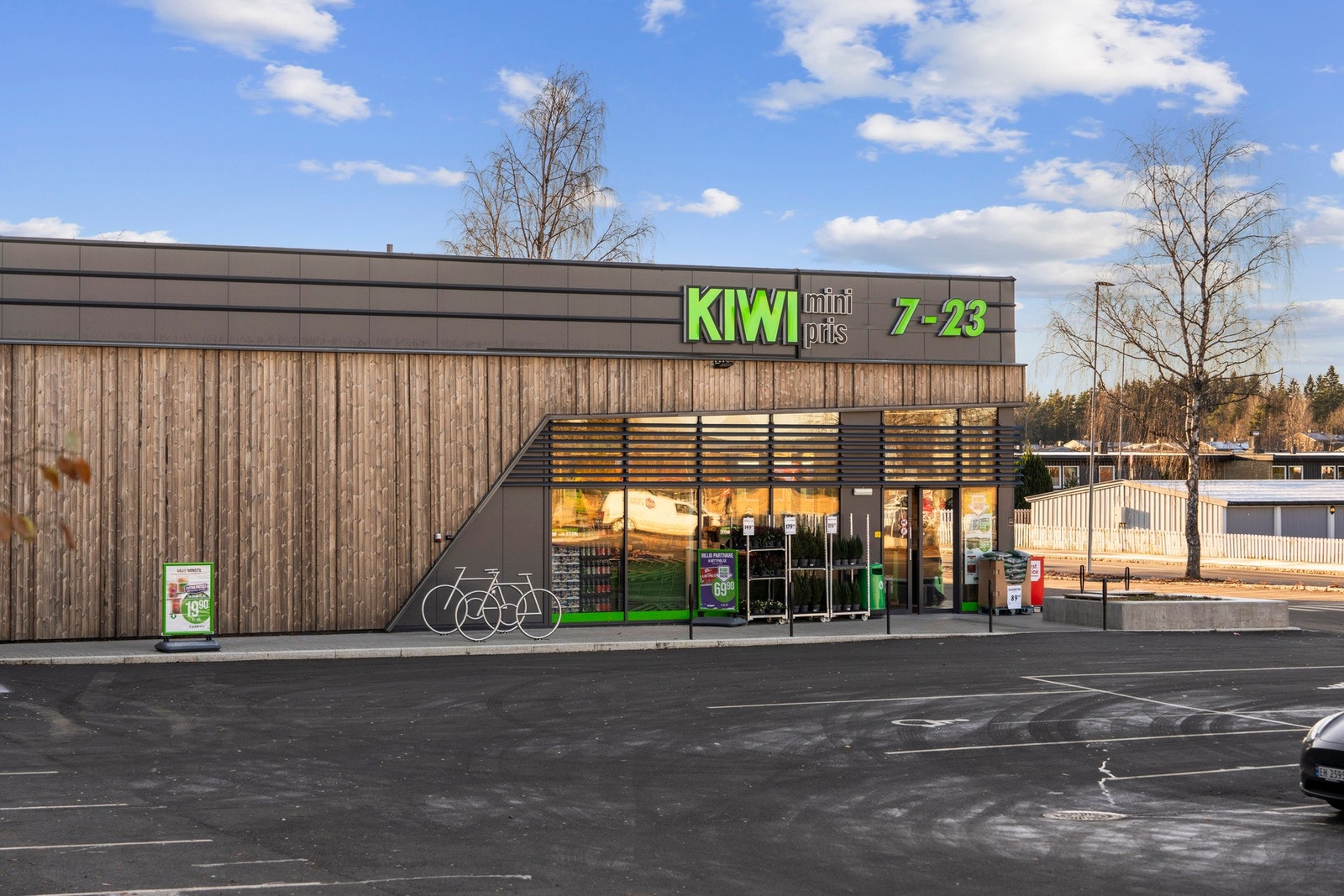 Kort gangeavstand til dagligvarebutikk samt bussholdeplass med ekspressbuss til Oslo. Galleribilde