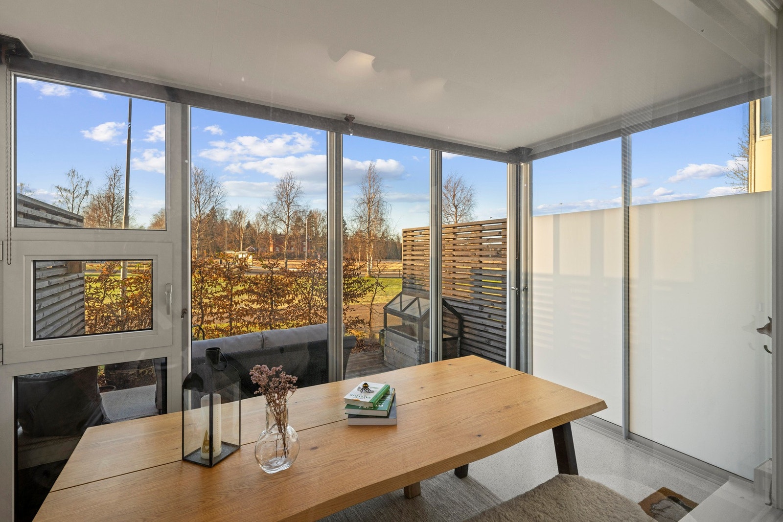 Flott utsyn mot vest og gode solforhold, videre adkomst til markterrasse. Galleribilde