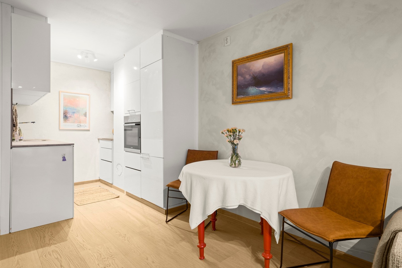 Plass til spisegruppe mellom stue og kjøkken. Galleribilde