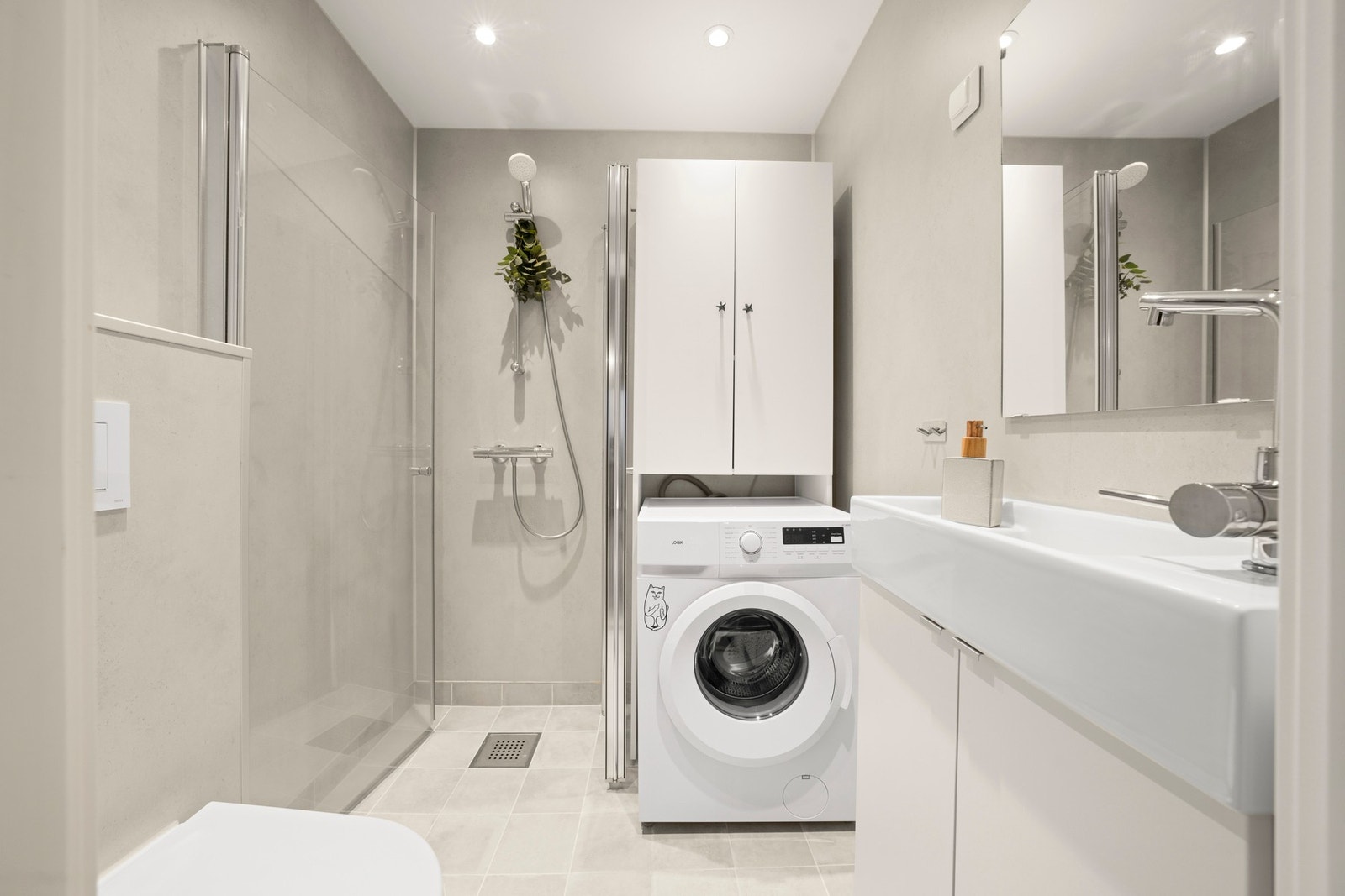 Badet ble overflateoppusset i 2019 og fremstår pent, moderne og svært funksjonelt. Galleribilde