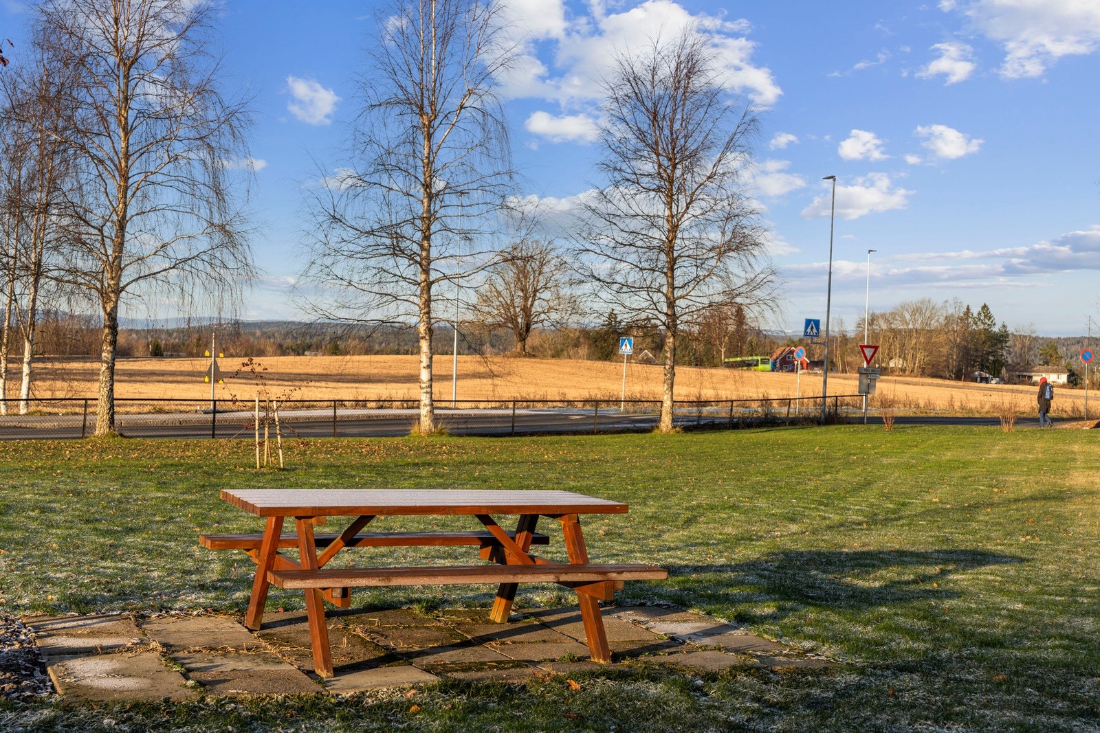 Fine fellesområder med benker og åpne grøntarealer. Galleribilde