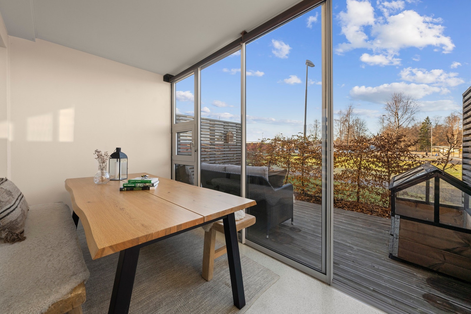 Innglasset balkong, perfekt plass for morgenkaffen med utsikt over uteområdet. Galleribilde