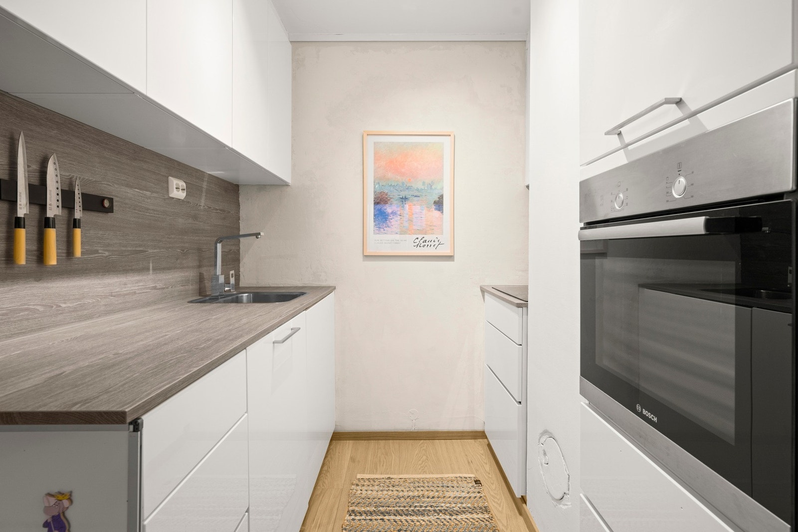 Kjøkkenet fra 2017 fremstår moderne og funksjonelt med slette fronter, laminert benkeplate. Galleribilde