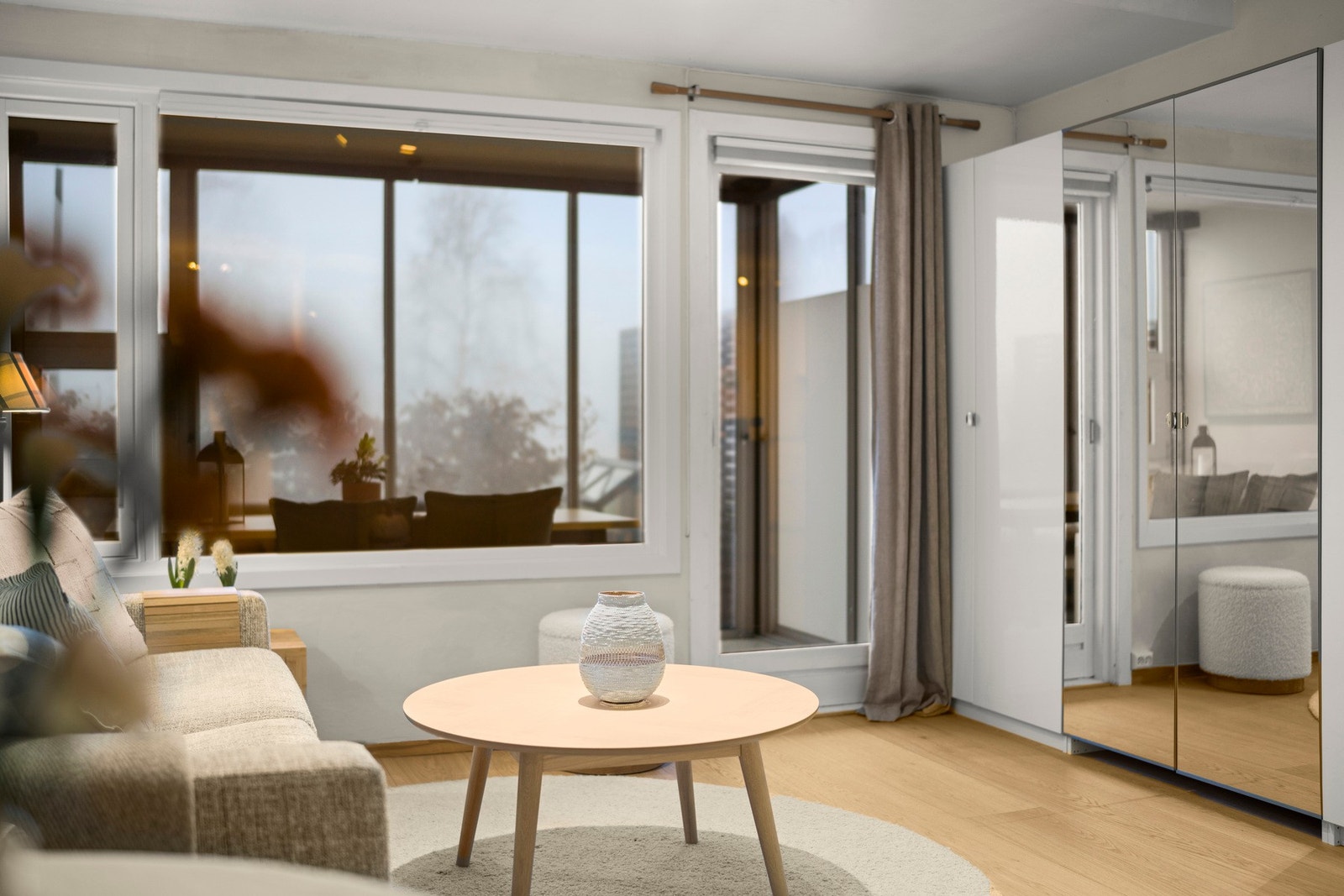 Utgang til vinterhage og videre til markterrasse. Galleribilde