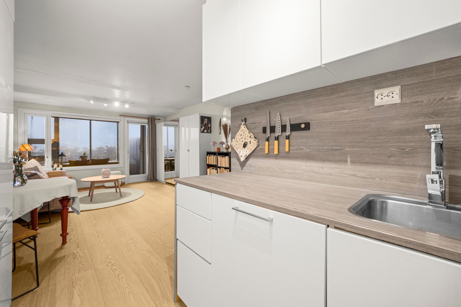 Kjøkkenets plassering gjør det enkelt å ha dialog mellom matlaging og stueaktiviteter. Galleribilde