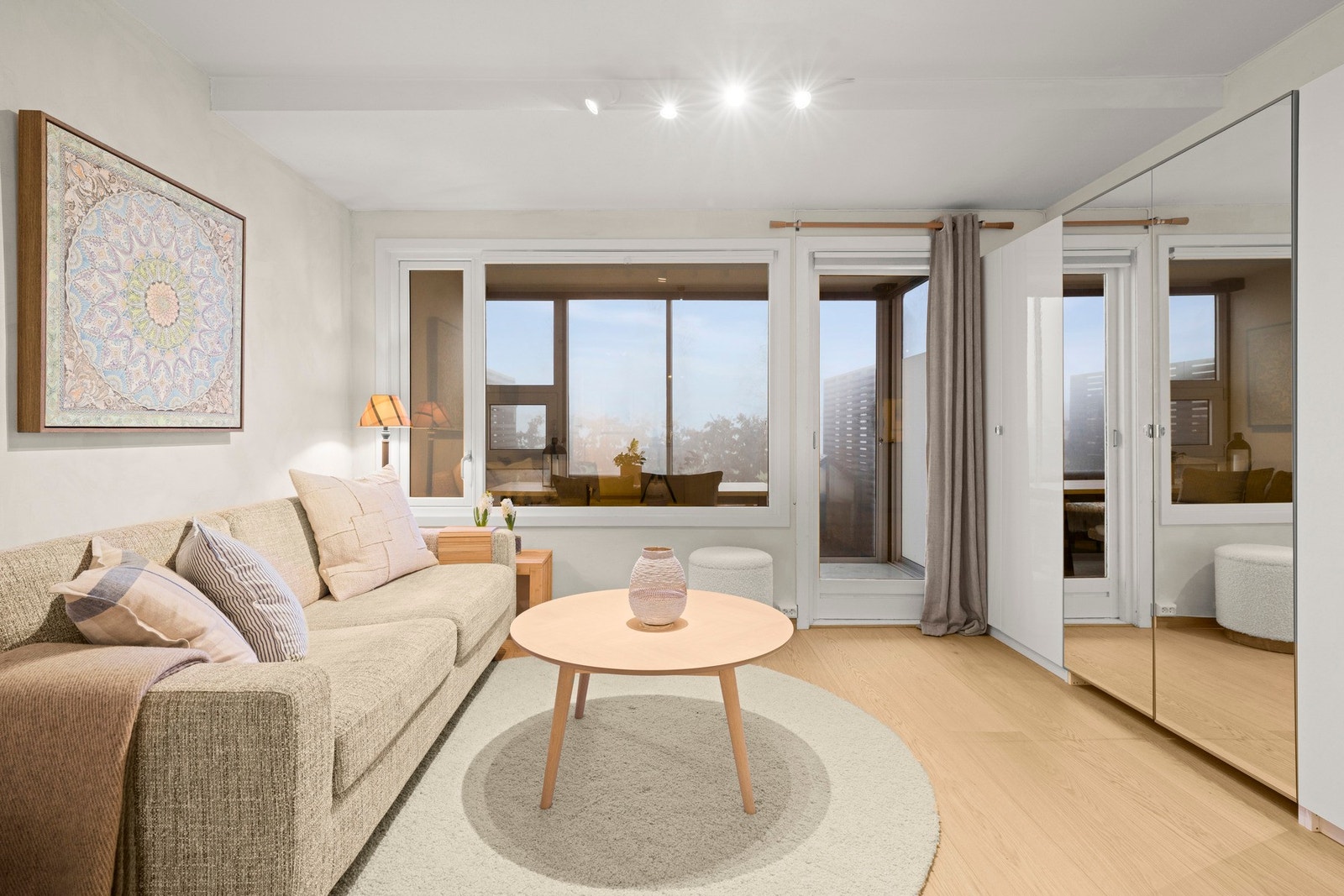 Store vindusflater mot vest og rikelig med naturlig lysinnslipp. Galleribilde