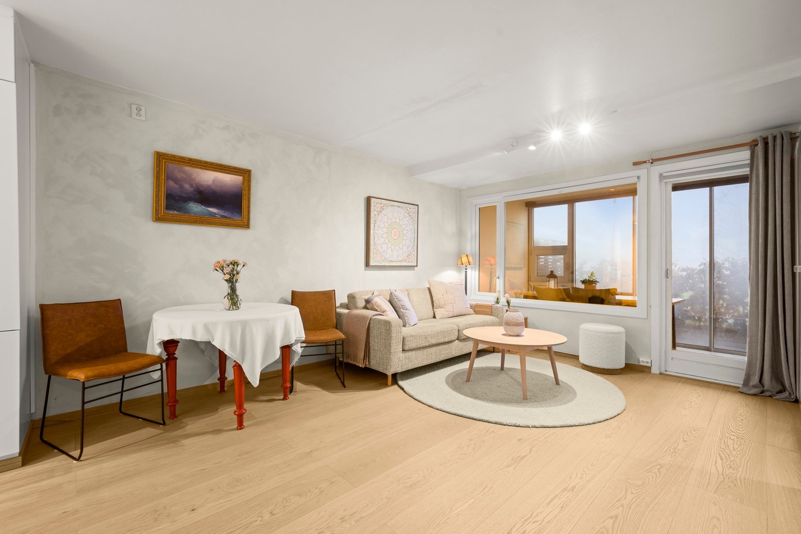 Her får du plass til både en romslig sofagruppe og en naturlig spiseplass. Galleribilde