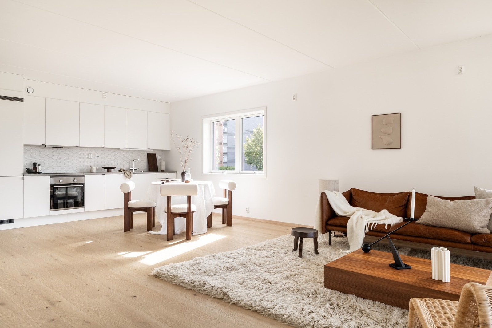 Leiligheten har en åpen luftig kjøkkenløsning mot stue. Galleribilde