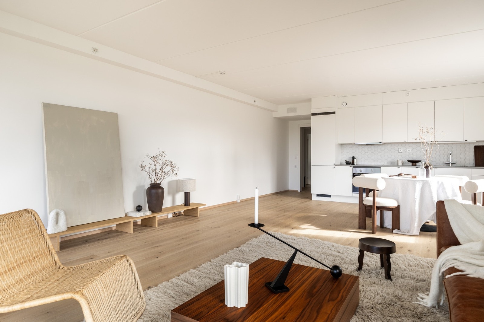 Over kjøkkenskap er det innkassing av ventilasjonskanal for avtrekksvifte. Galleribilde