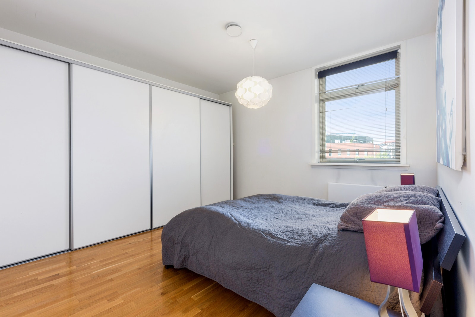 Hovedsoverommet er lyst og romslig. Stor skyedørsgarderobe Galleribilde