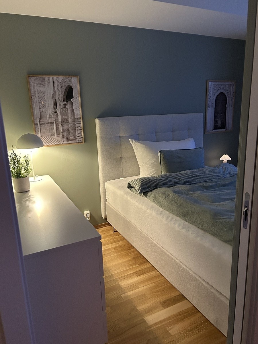 Soverom 1 med 150 rammemadrass og kommode inkl. Galleribilde