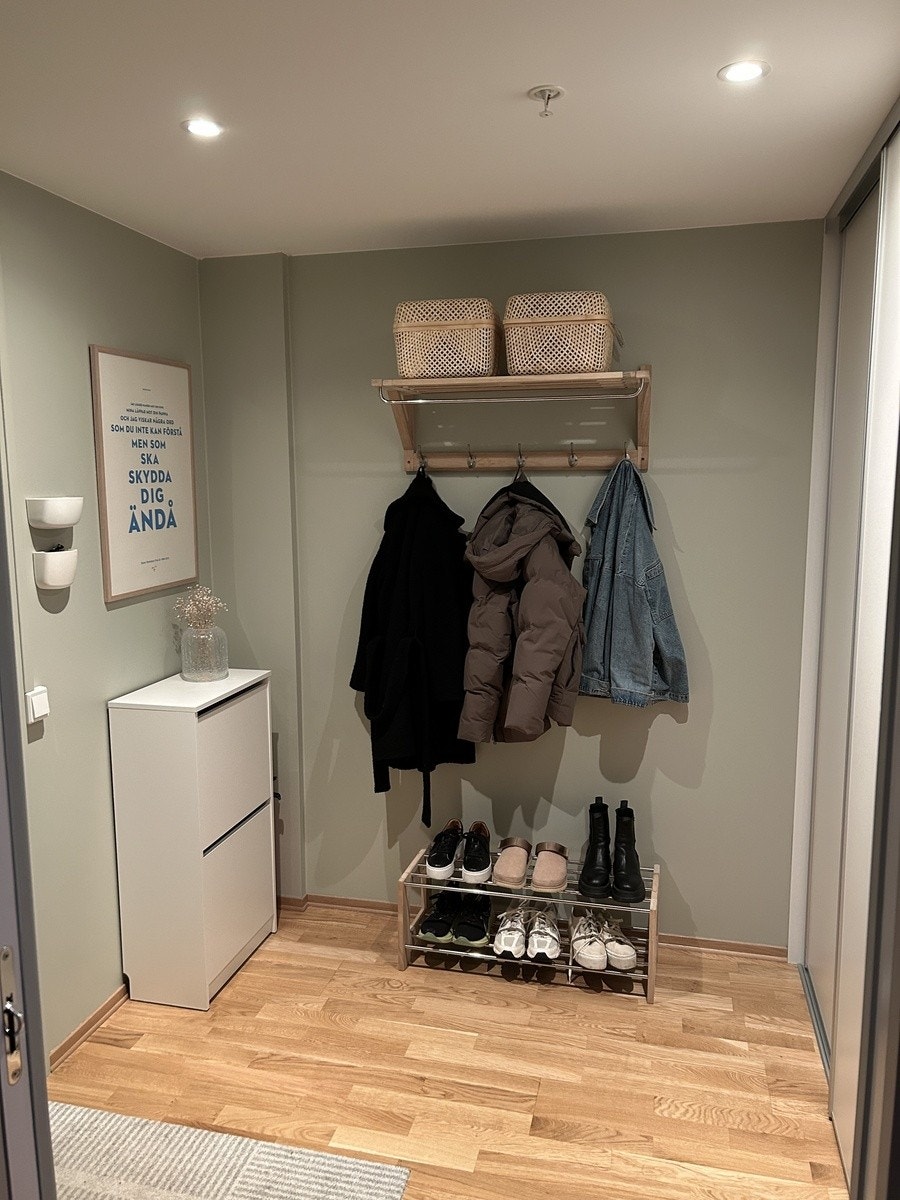 Inngangsparti med skyvedørsgarderobe Galleribilde