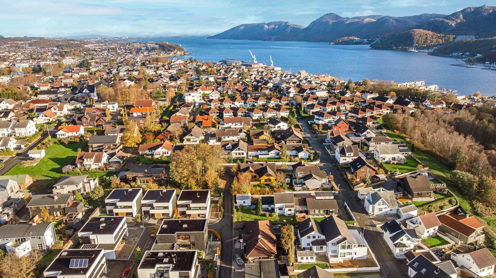 Eiendommen ligger i et sentralt, rolig og veletablert villastrøk med kort vei til det meste. Galleribilde