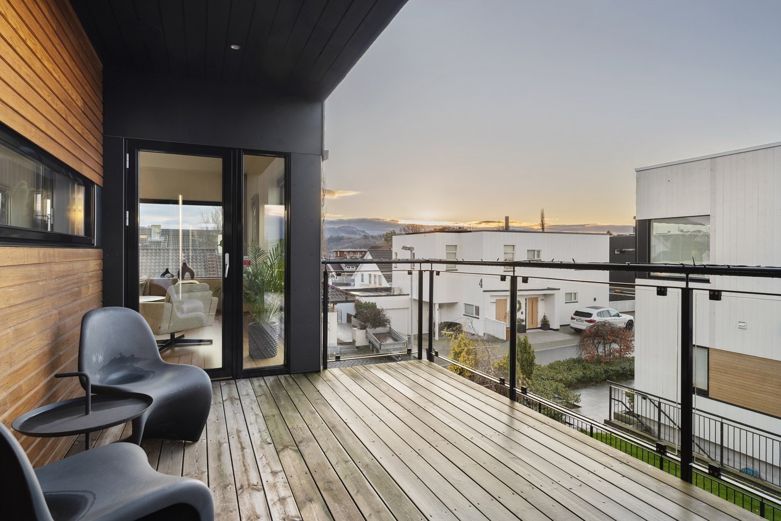 Fra balkongen er det utsikt over nærområdet. Galleribilde