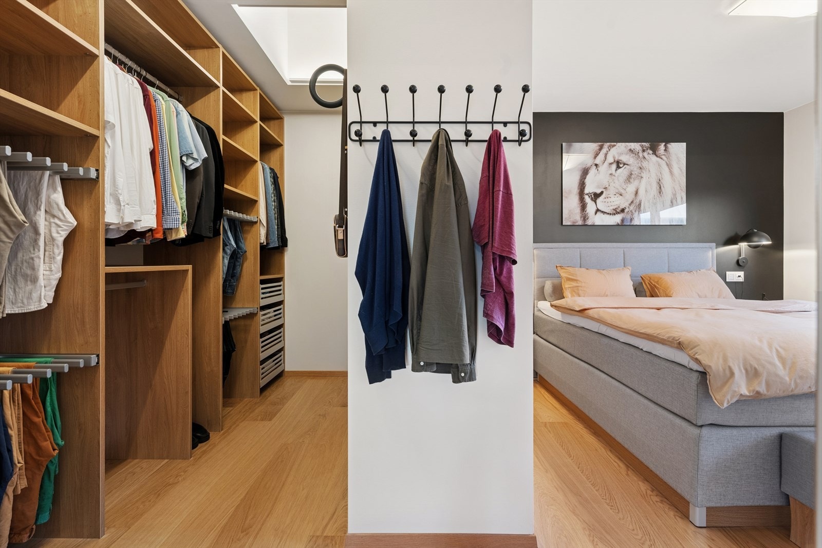 Garderobeløsning med åpne hyller og hengemuligheter gir god oppbevaringsplass. Galleribilde