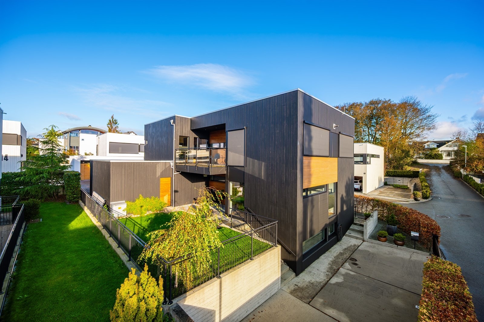 Eiendommen har en romslig oppkjørsel med plass til flere biler. Galleribilde