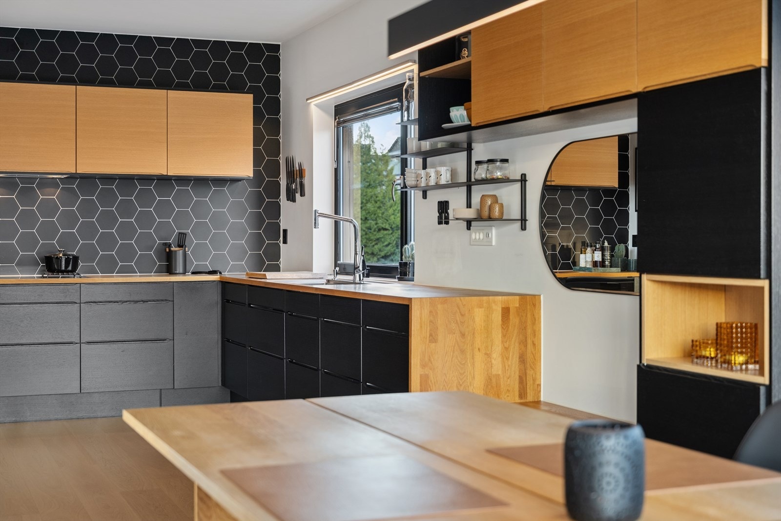 Kjøkkenet har slette fronter av eik og svartbeiset eikeutførelse. Galleribilde