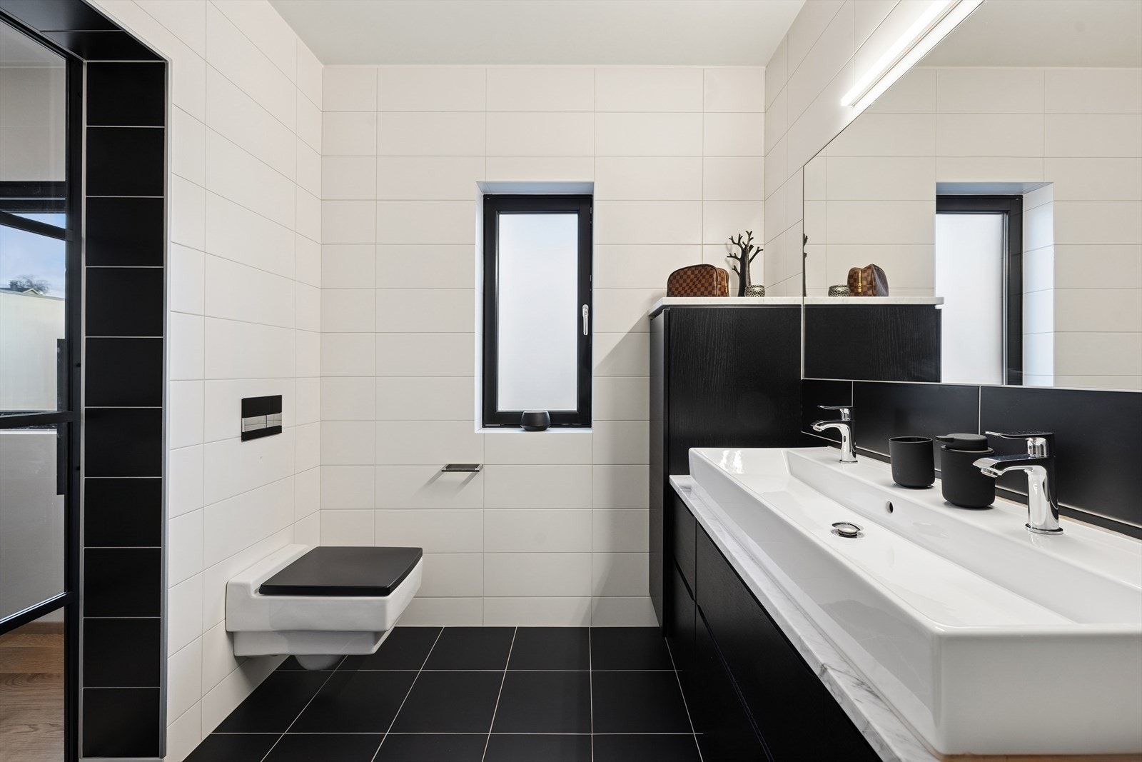 Baderommet har flislagte overflater og balansert ventilasjon for et godt innemiljø. Galleribilde