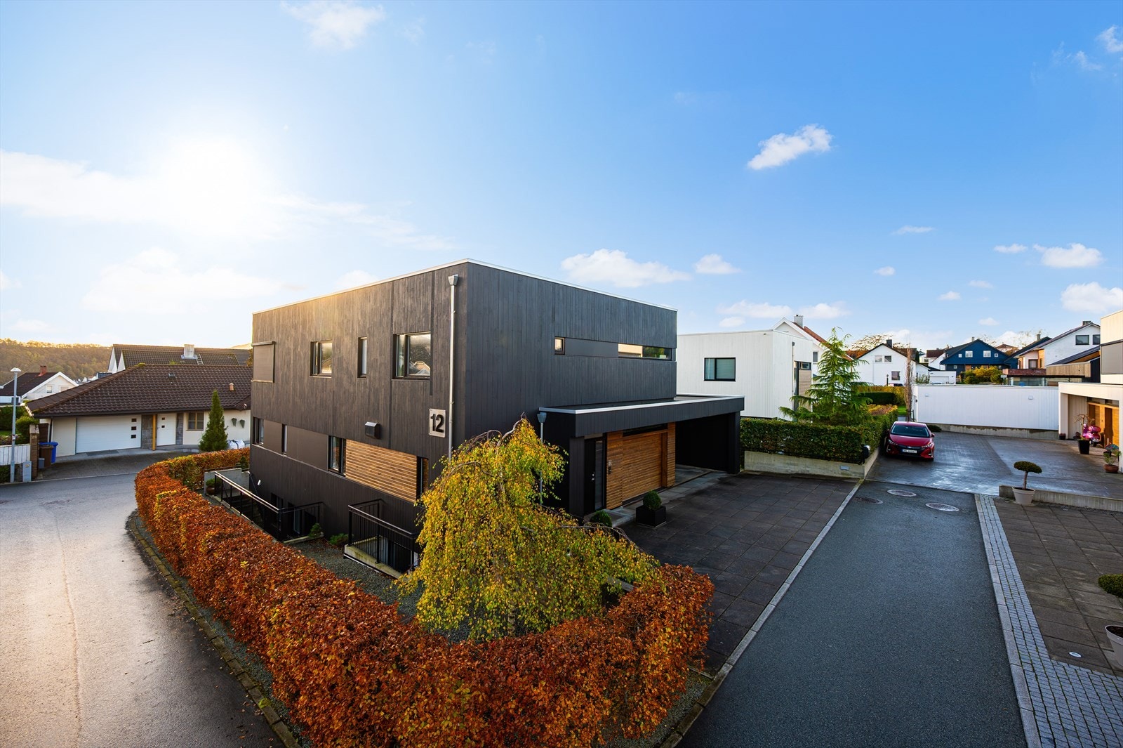 Huset ligger i et lett skrånende terreng med pent opparbeidet tomt. Galleribilde