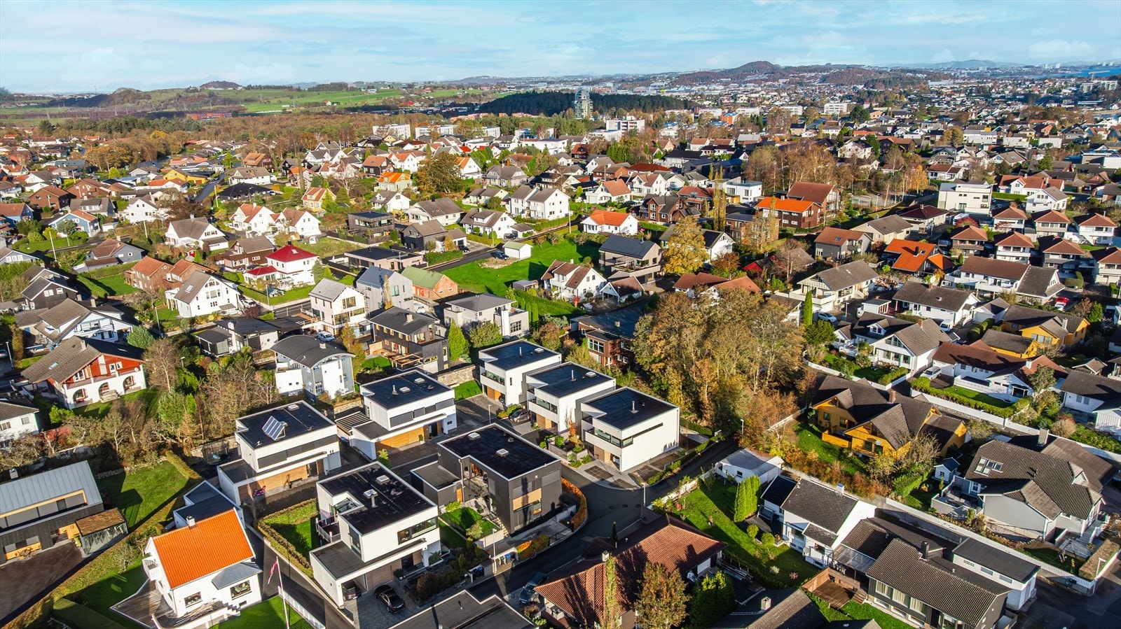 Det er kort vei til flotte turområder i Gisketjern og Ormaskogen. Sandvedparken og Stokkelandsvannet ligger også kun en spasertur unna. Galleribilde