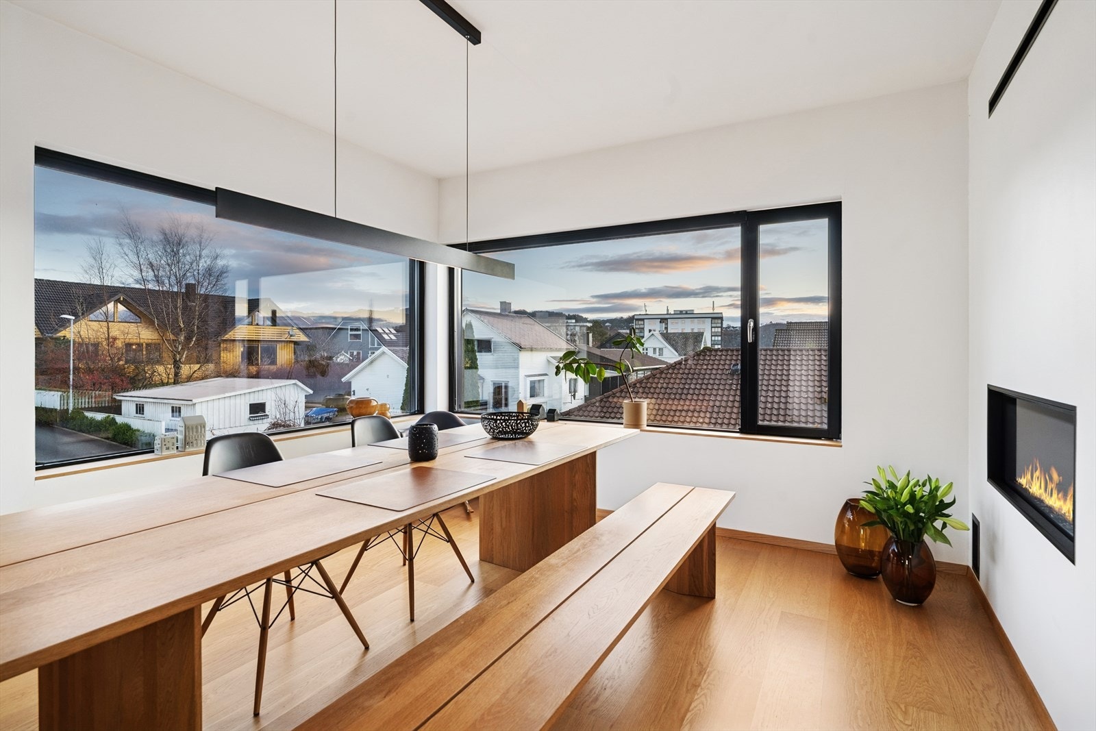 Spiseområdet har plass til flere gjester og gir en hyggelig spiseopplevelse. Galleribilde