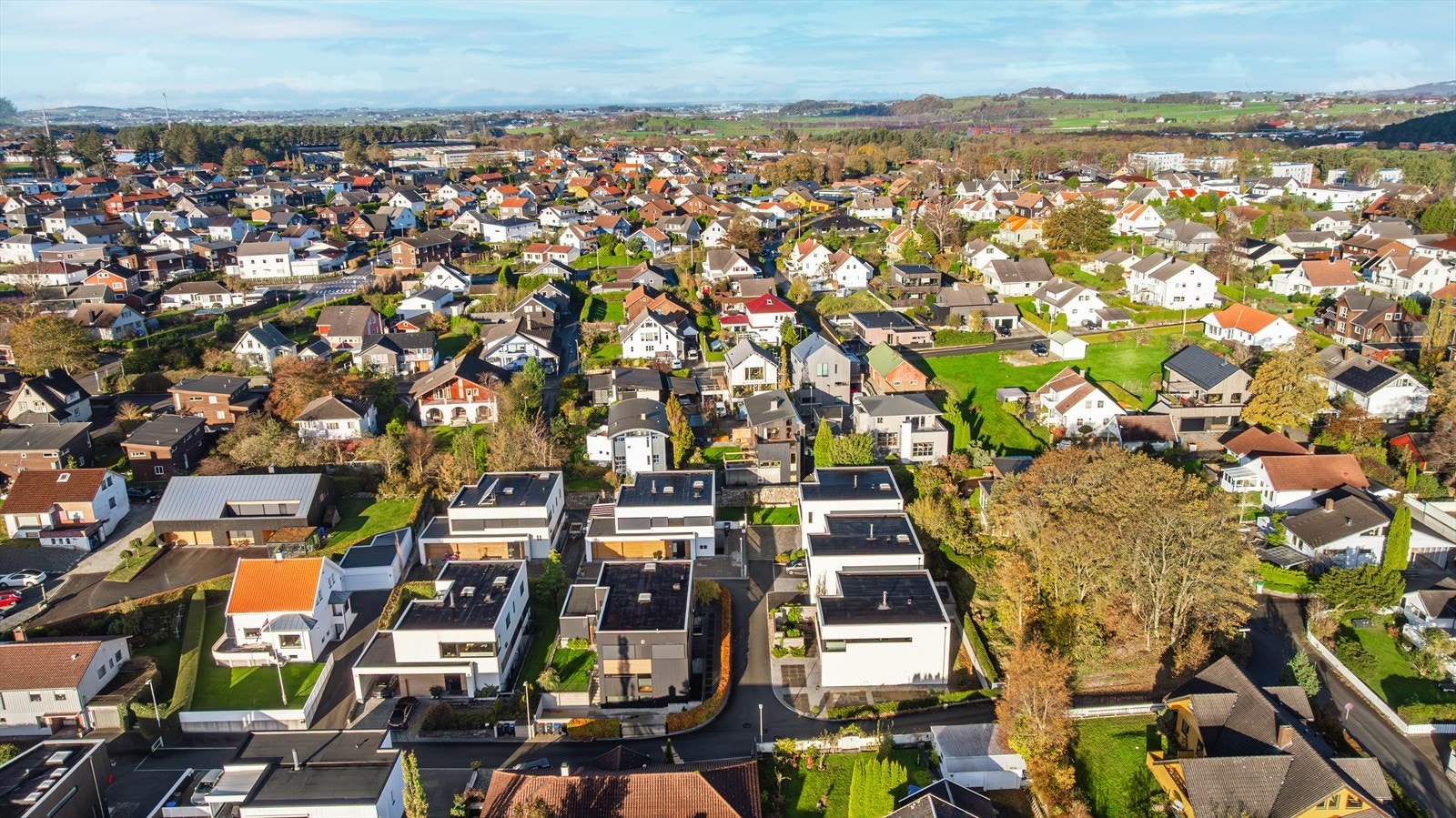 Det er ca. 6 minutt å gå til nærmeste bussholdeplass, til Sandnes Sentrum stasjon går du på 15 minutter. I Sandnes sentrum kan du sette deg på toget som tar deg både nord- og sørover i regionen. Galleribilde