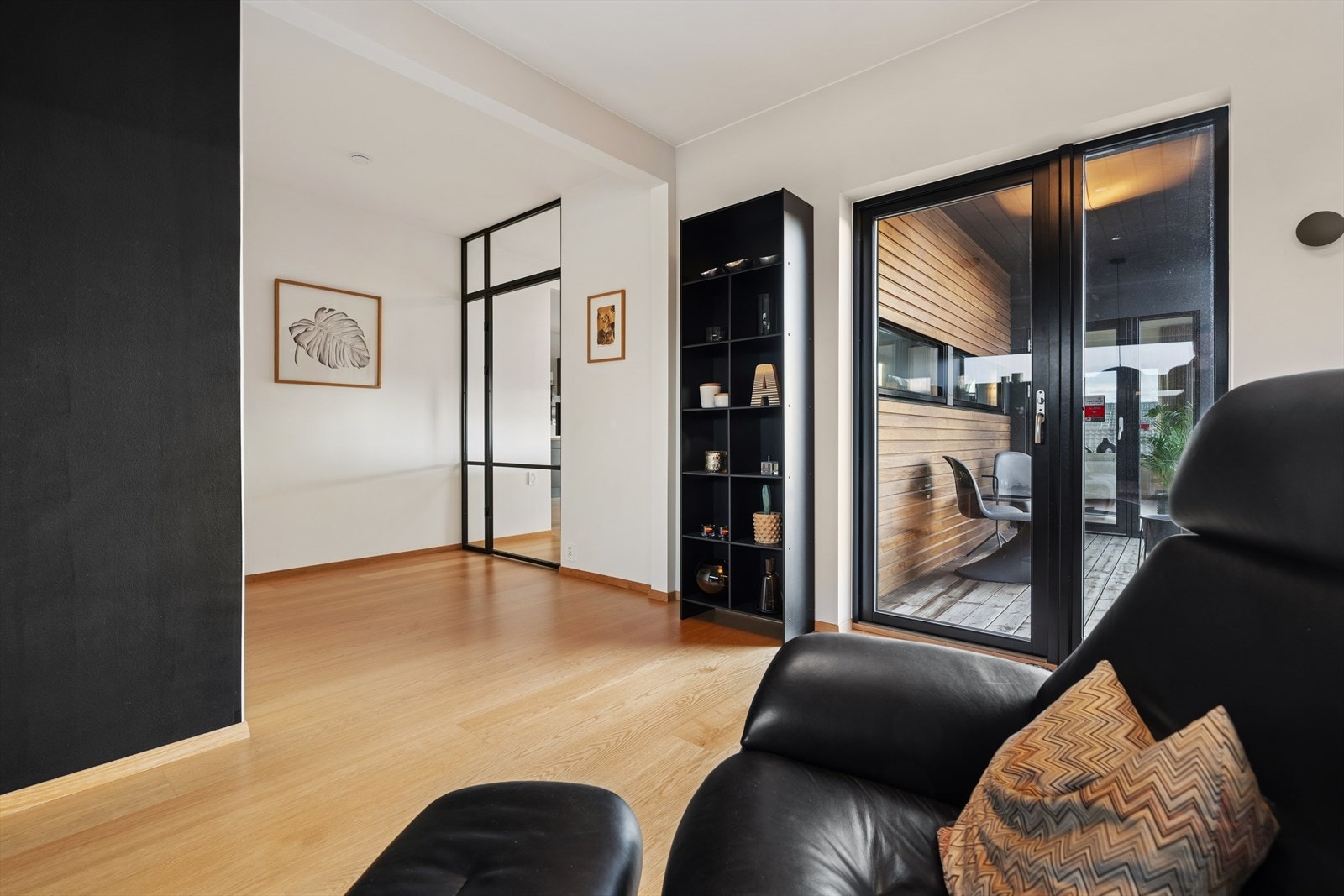 Fra TV-stuen er det utgang til en flott balkong. Galleribilde