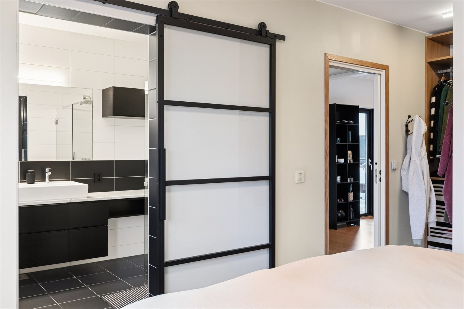 Skyvedør gir enkel tilgang til badet fra hovedsoverommet. Galleribilde