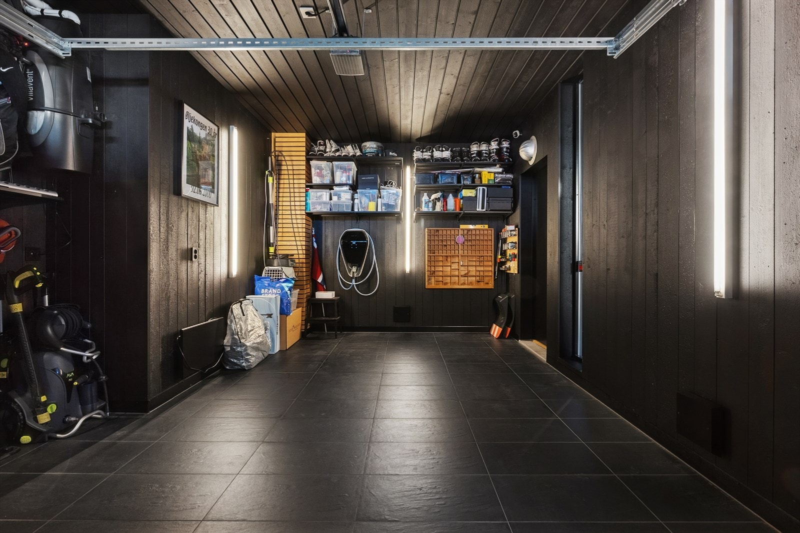 Garasje med direkte inngang til boligen. Galleribilde