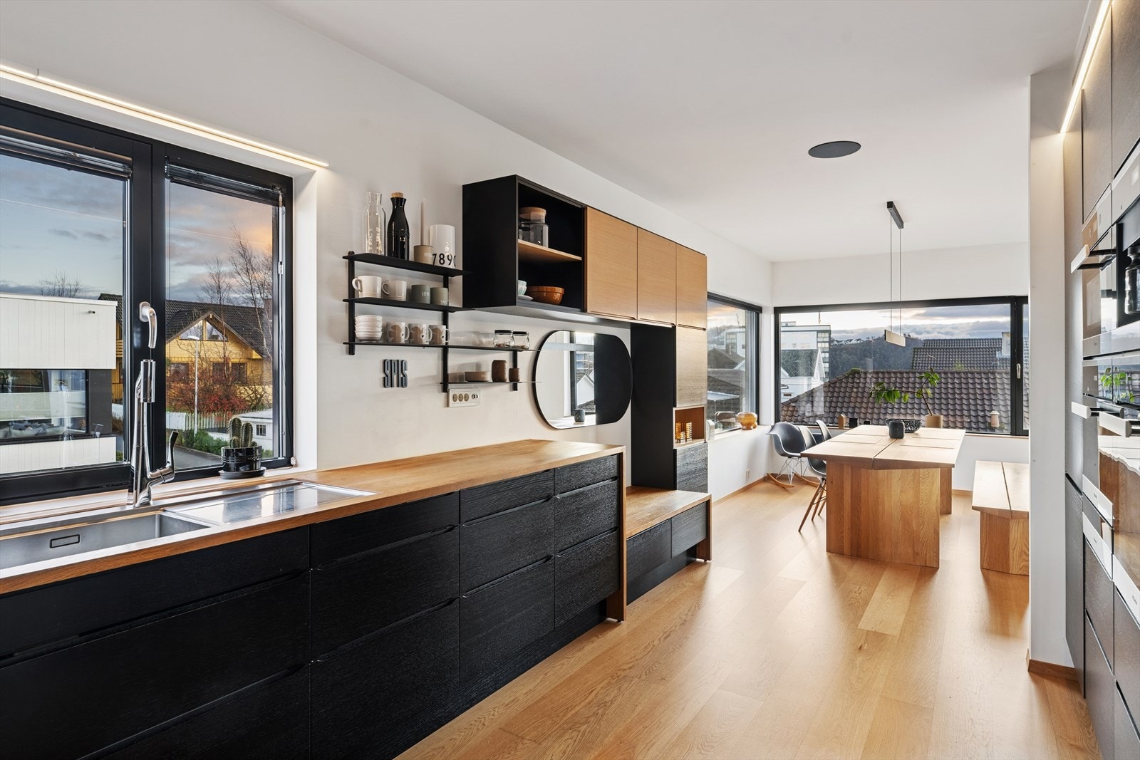 Åpen planløsning gir sømløs overgang mellom kjøkken og spiseplass. Galleribilde