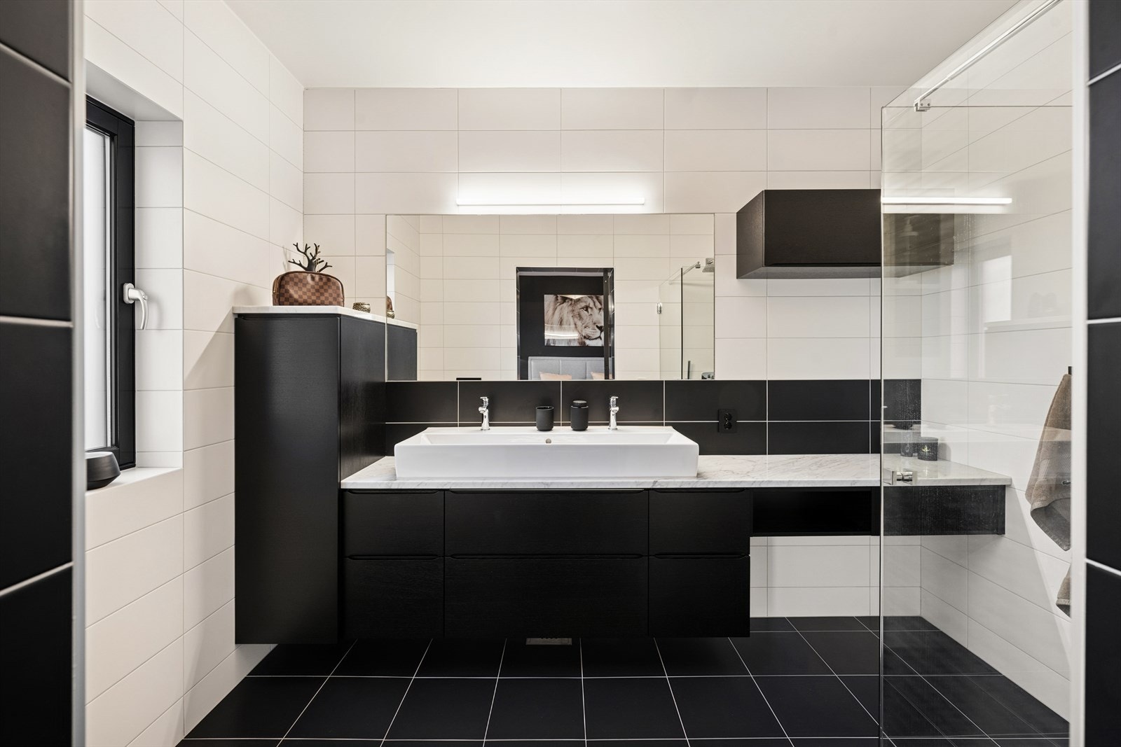 Flislagte vegger og gulv med elektriske varmekabler gir et funksjonelt bad i 2. etasje. Galleribilde