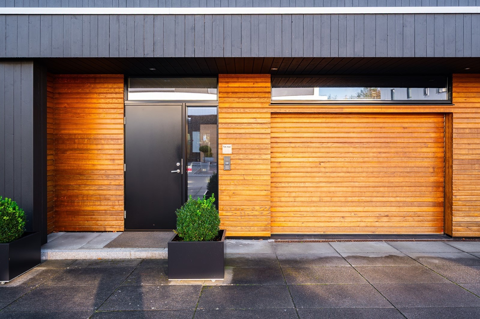 Eneboligen er oppført i 2014 og holder høy standard med moderne innredning og kvalitetsmaterialer. Galleribilde