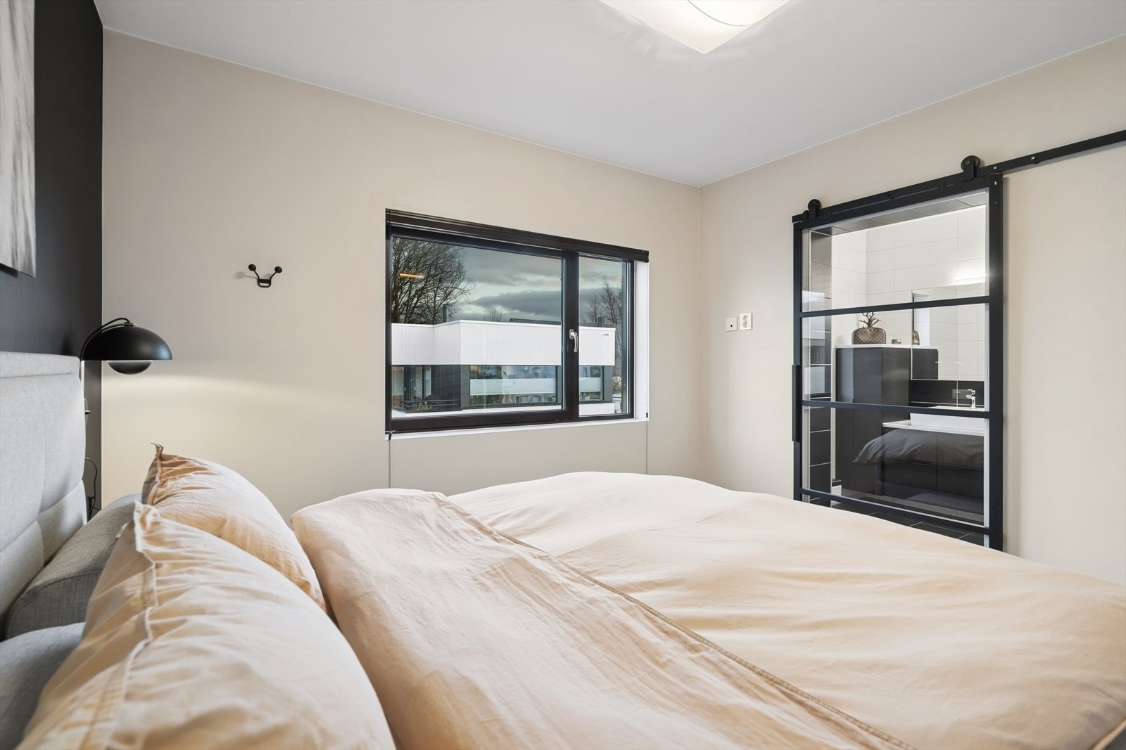 Romslig hovedsoverom med walk-in garderobe. Galleribilde