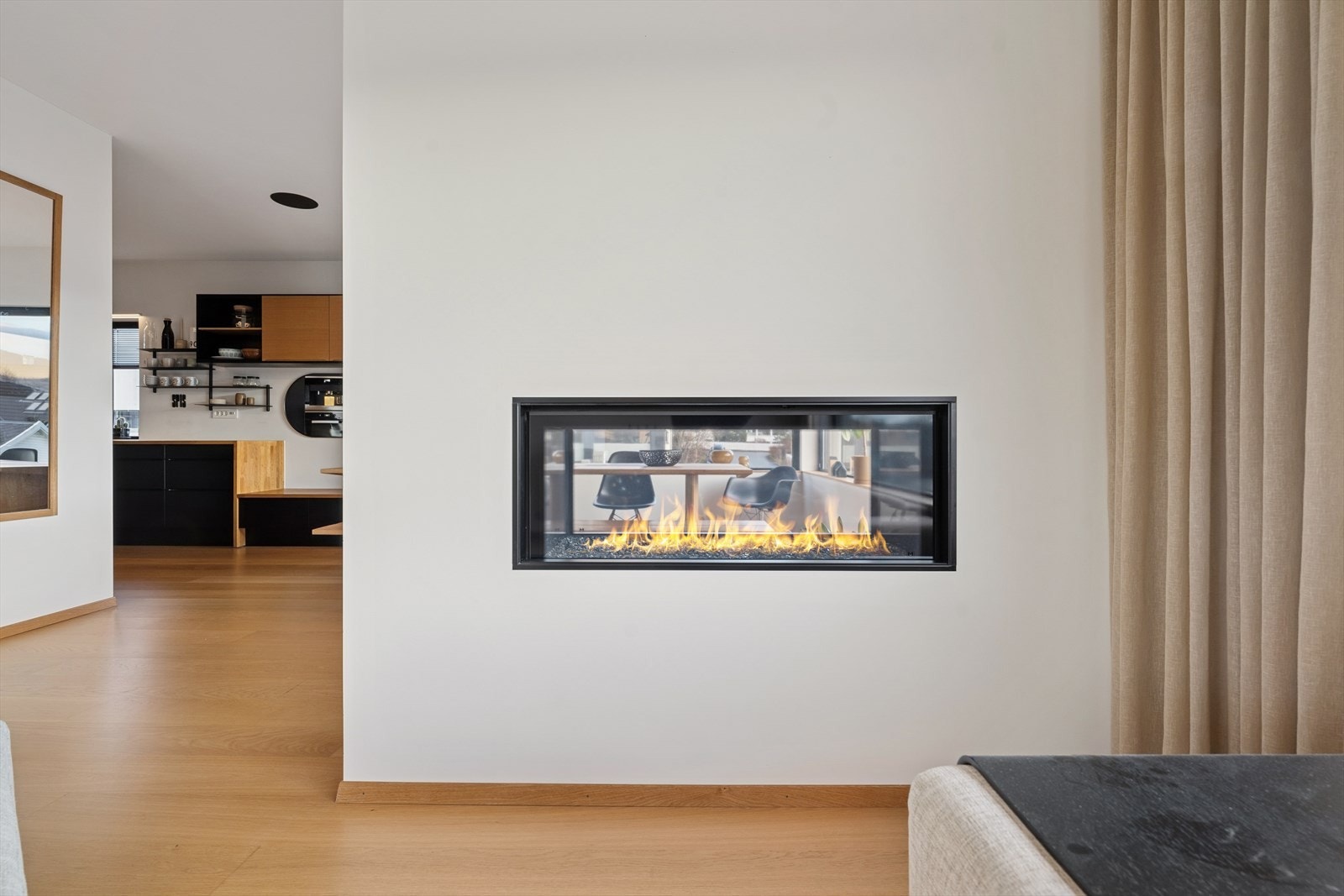 Gasspeisens plassering gir varme til både stue og spiseområde. Galleribilde