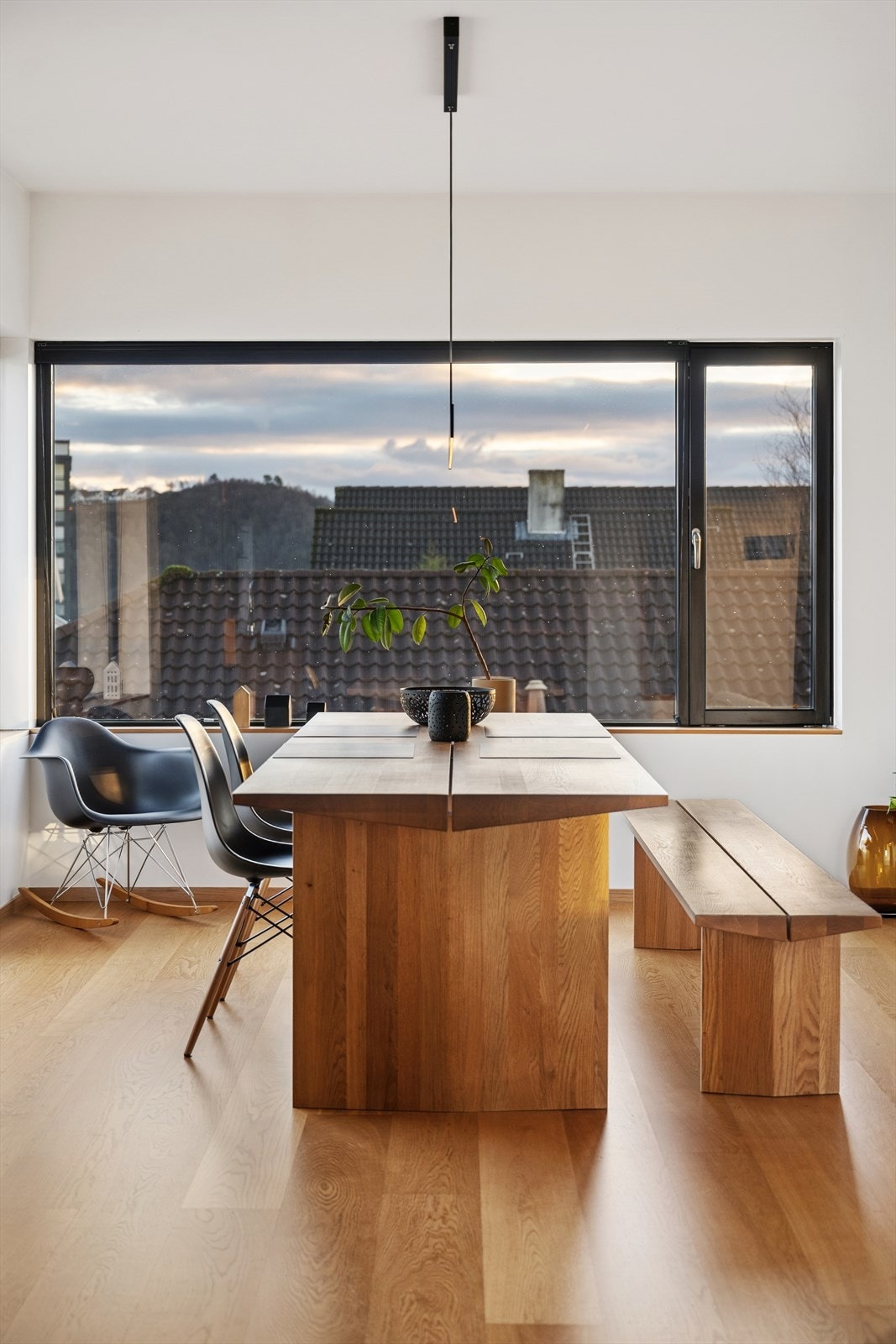 Romslig spiseplass i tilknytning til kjøkkenet. Galleribilde