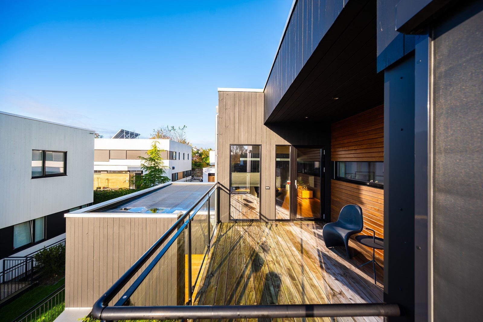 Balkong med terrassebord og glassrekkverk gir et moderne uttrykk. Galleribilde