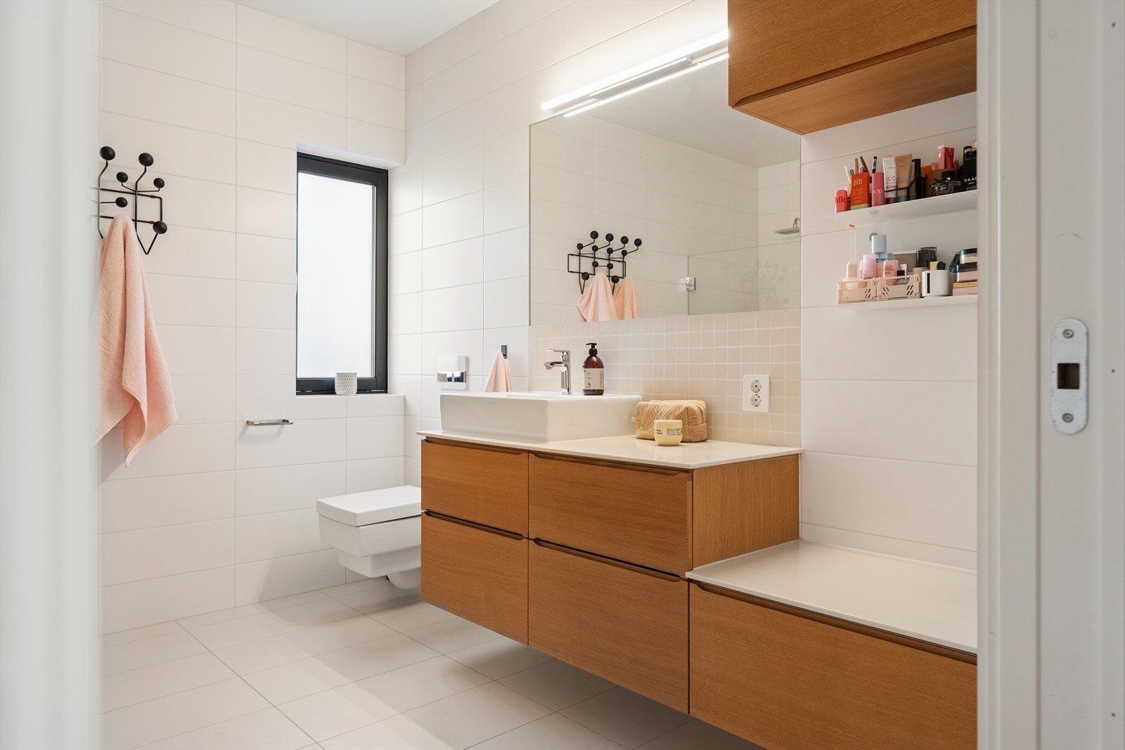 Flislagte vegger og gulv med elektriske varmekabler gir et funksjonelt baderom. Galleribilde