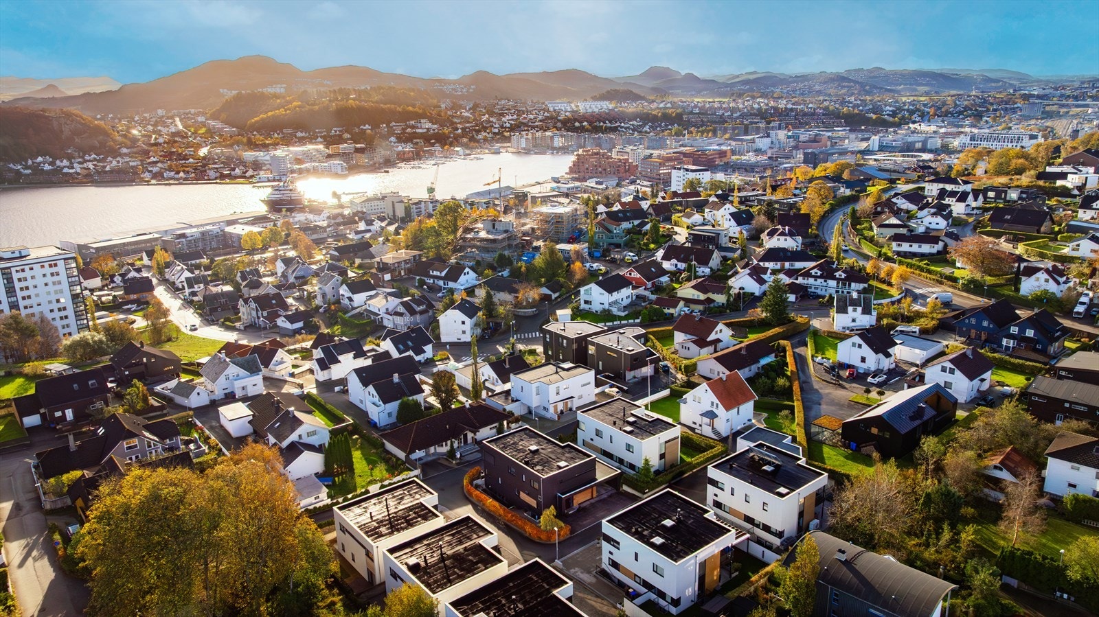 Rema 1000 Varatun er nærmeste dagligvare, og ligger få minutters gange fra boligen. For et større utvalg er det ikke langt til Sandnes sentrum der du vil finne det meste du trenger av service- og kulturtilbud. Galleribilde