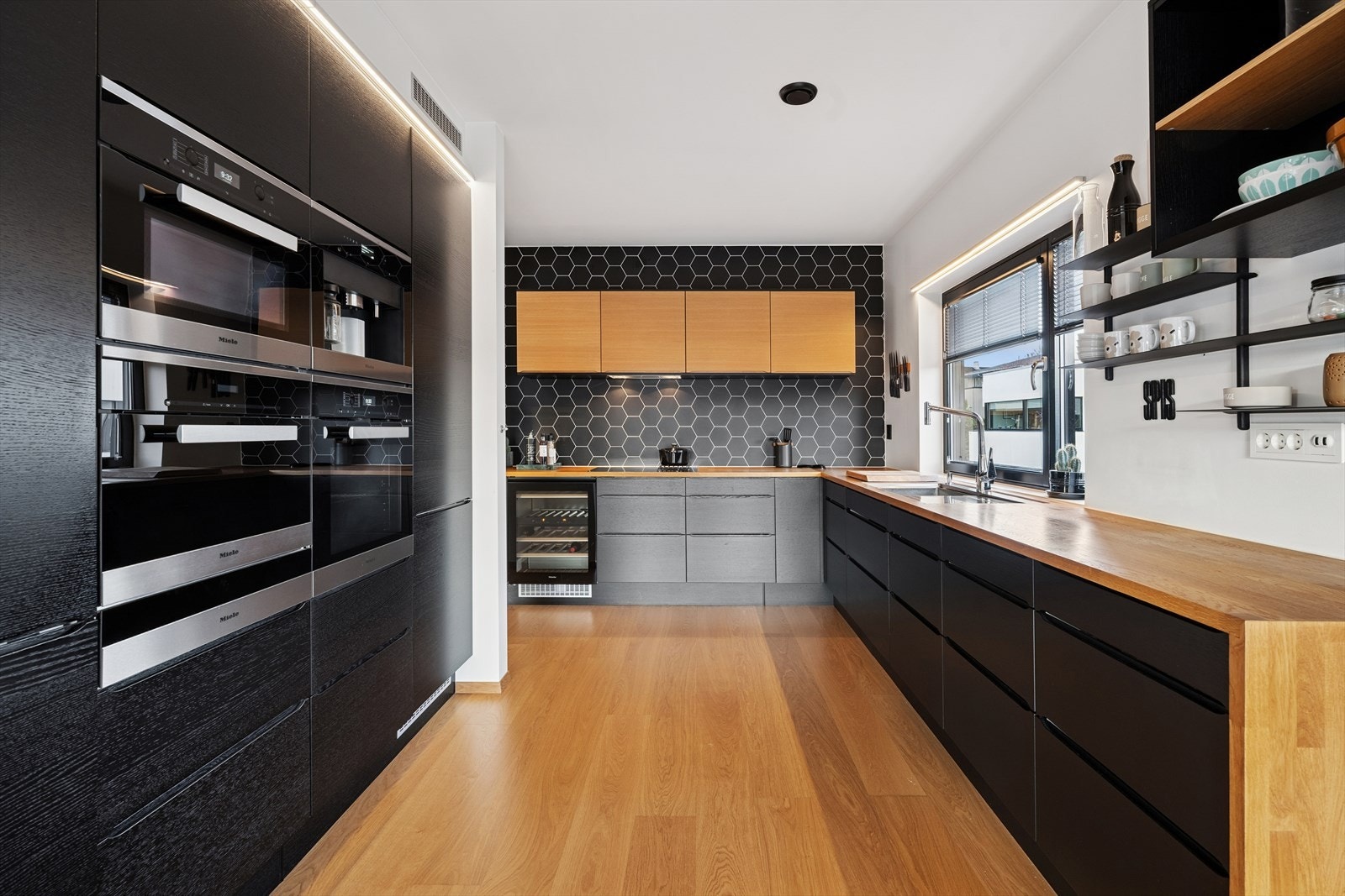 Kjøkkenet har en praktisk benkeplate av fingerskjøtet eik. Galleribilde