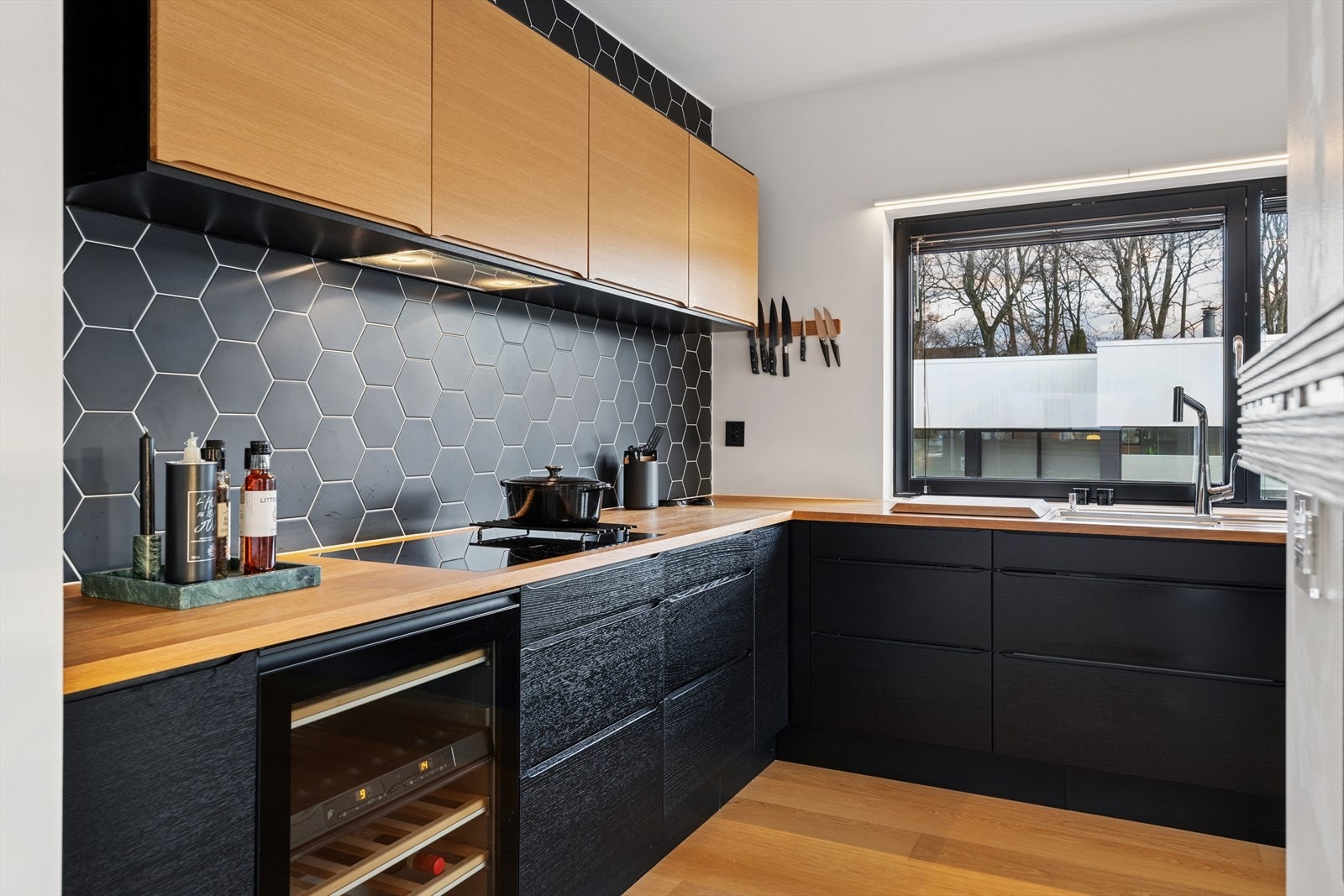 Hexagonale fliser gir kjøkkenet et unikt og moderne uttrykk. Galleribilde