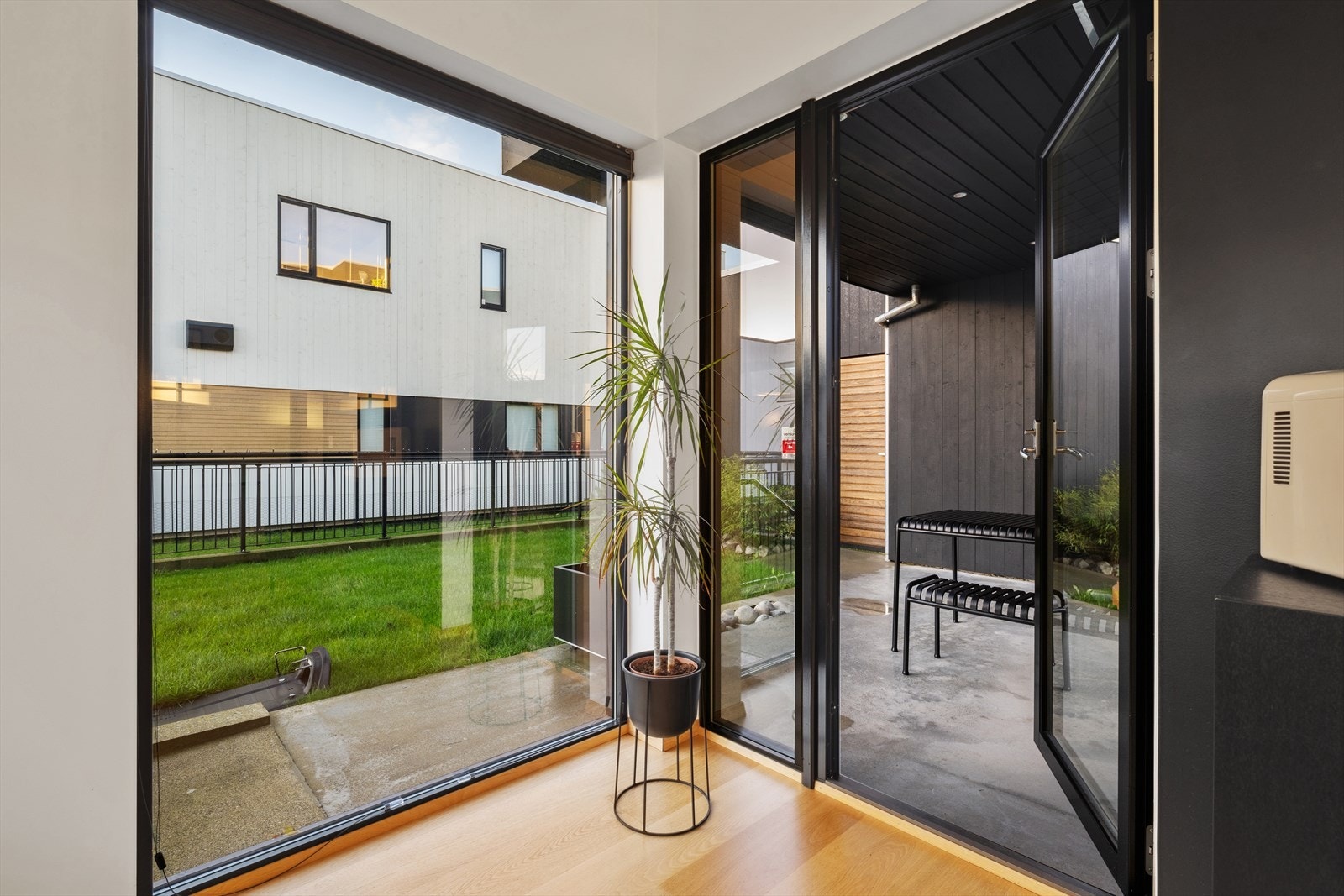 Store vindusflater gir utsyn mot hageområde og enkel tilgang til uteområdet. Galleribilde