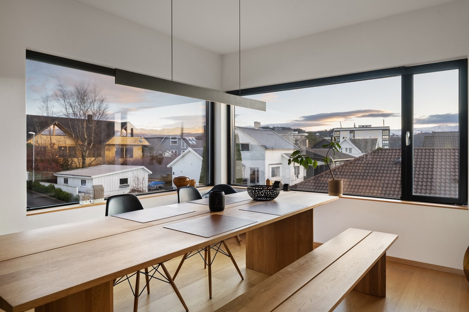 Panoramavinduer i spiseområdet gir en lys og luftig følelse. Galleribilde