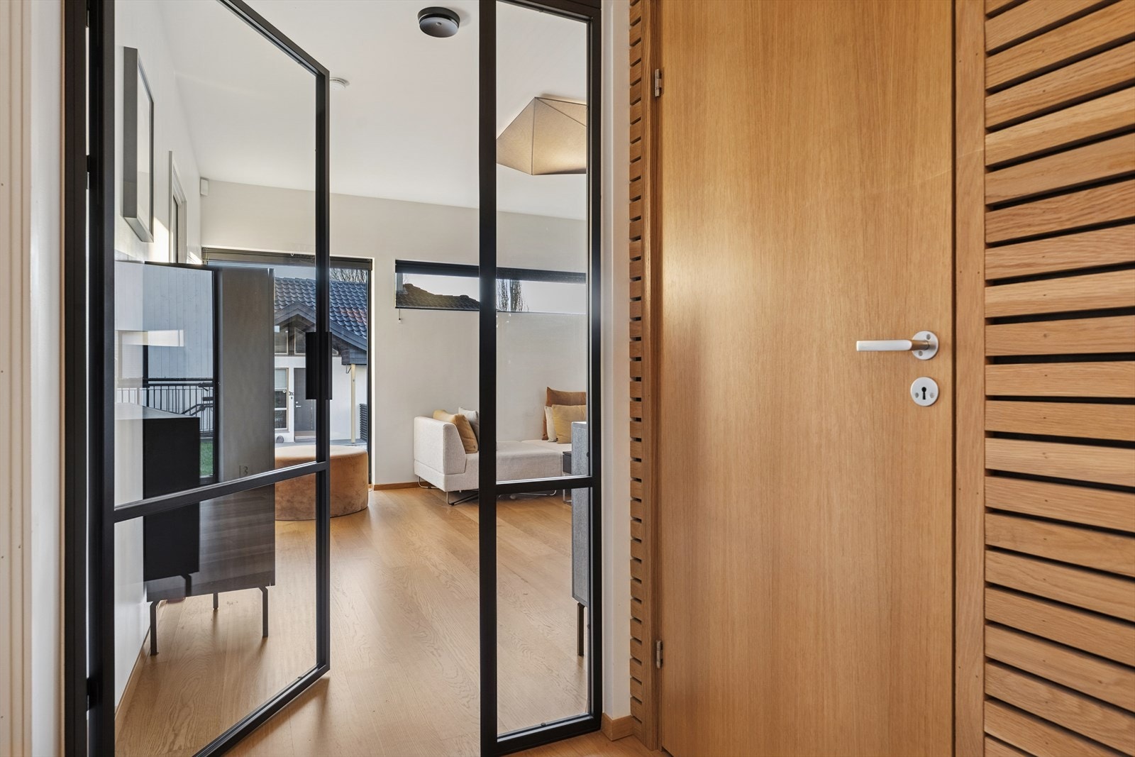 Store glassdører gir lys og åpen forbindelse mellom rommene. Galleribilde