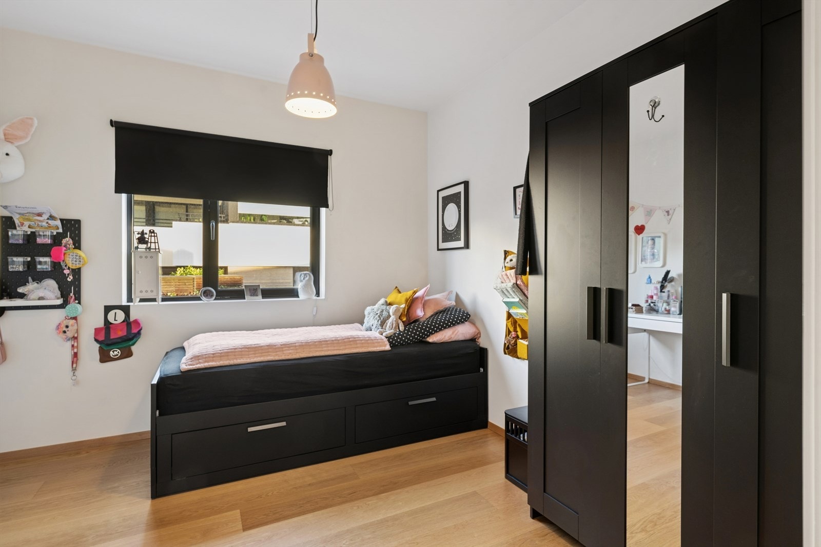 1-stavs eikeparkett gir en varm og innbydende følelse i rommet. Galleribilde